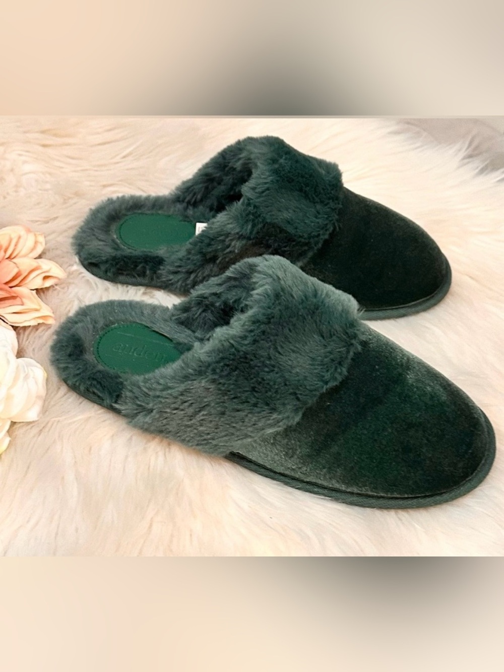Emerald Green Women’s Slip On Fuzzy Slippers Sz MED 7/8